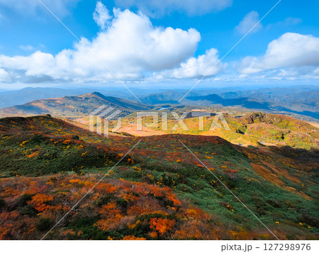 秋の栗駒山登山(栗駒山~秣岳:須川湖・秣岳方面の眺め) 秋の栗駒山登山(栗駒山~秣岳:須川湖・秣岳方面の眺め) 127298976
