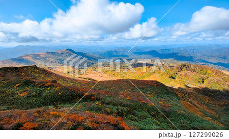 秋の栗駒山登山（栗駒山～秣岳：須川湖・秣岳方面の眺め） 127299026