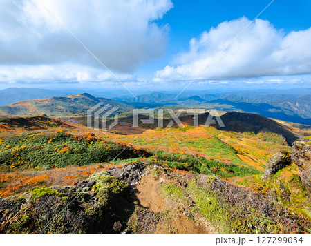 秋の栗駒山登山（栗駒山～秣岳：須川湖・秣岳方面の眺め） 127299034
