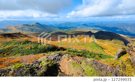 秋の栗駒山登山（栗駒山～秣岳：須川湖・秣岳方面の眺め） 127299035