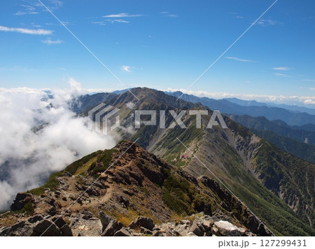 山々をつなぐ登山道 山々をつなぐ登山道 127299431
