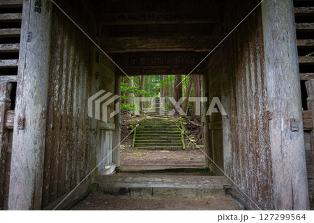 佐渡島　清水寺の参道 127299564