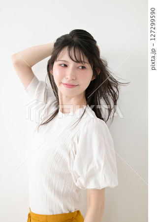 髪を触る女性 髪を触る女性 127299590