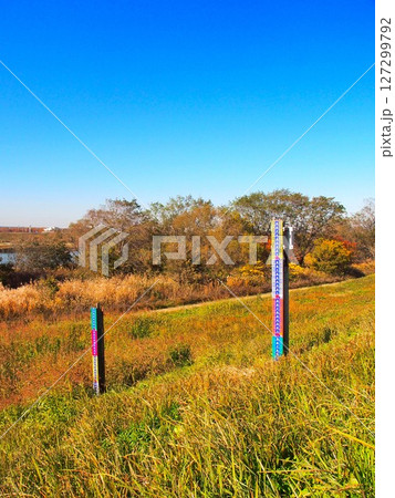 水位計のある晩秋の江戸川土手風景 127299792