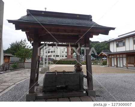 山口県岩国市にあり天然記念物の白蛇を御祭神の使いとして祀っており、白蛇資料館が併設されている白蛇神社 127300007