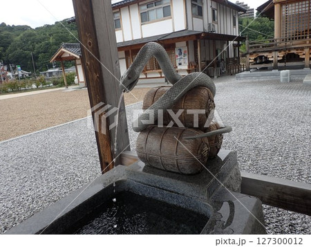 山口県岩国市にあり天然記念物の白蛇を御祭神の使いとして祀っており、白蛇資料館が併設されている白蛇神社 127300012
