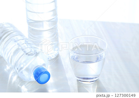 ペットボトル　水 127300149
