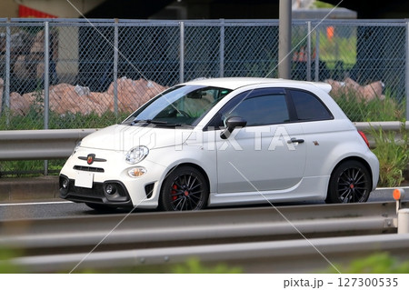 白いイタリア車　イメージ 127300535