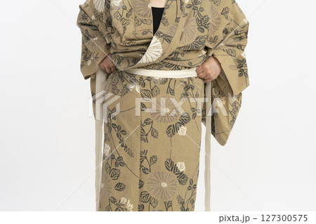 浴衣を自分で着付ける　浴衣を自分で着る　腰紐を締める 127300575