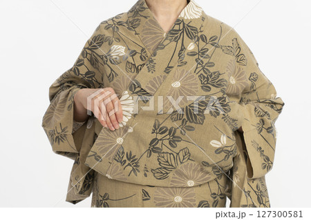浴衣を自分で着付ける　浴衣を自分で着る　身八つ口から手を入れ襟を合わせる 127300581