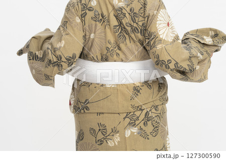 浴衣を自分で着付ける　浴衣を自分で着る　伊達締めを締める後ろ姿 127300590