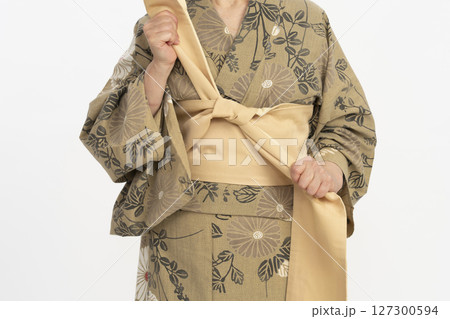 浴衣を自分で着付ける　浴衣を自分で着る　体の前で帯結びをする 127300594