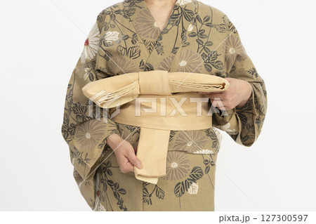 浴衣を自分で着付ける　浴衣を自分で着る　体の前で帯結びをする 127300597