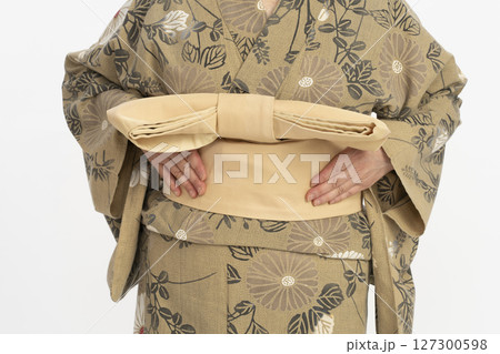 浴衣を自分で着付ける　浴衣を自分で着る 127300598