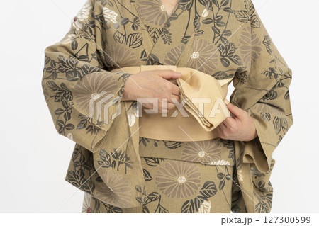 浴衣を自分で着付ける　浴衣を自分で着る　体の前で帯結びをする 127300599