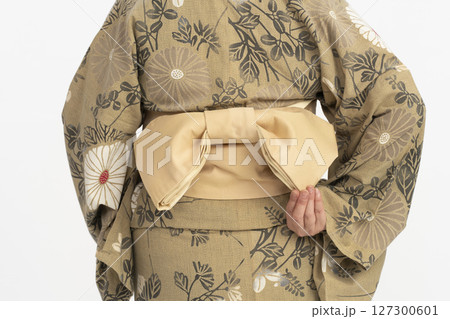 浴衣を自分で着付ける 浴衣を自分で着る 前で結んだ帯を後ろに回し整える 浴衣を自分で着付ける 浴衣を自分で着る 前で結んだ帯を後ろに回し整える 127300601