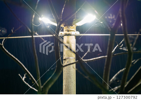 雨が降る夜の街灯 127300792