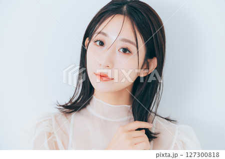 メイクアップした美しい女性 127300818