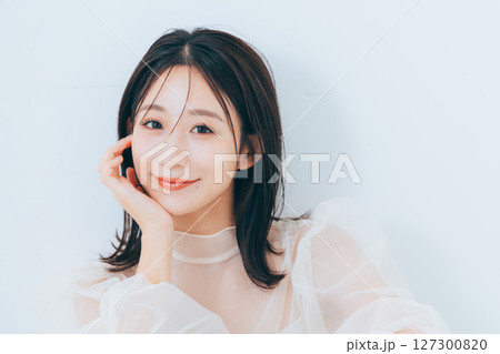 メイクアップした美しい女性 127300820