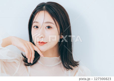 メイクアップした美しい女性 127300823