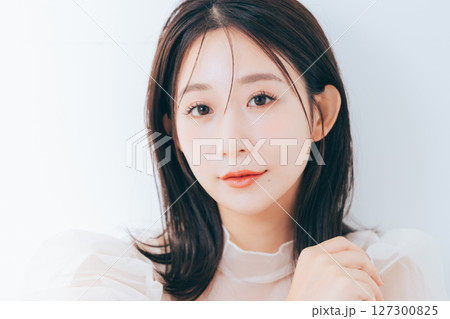 メイクアップした美しい女性 127300825