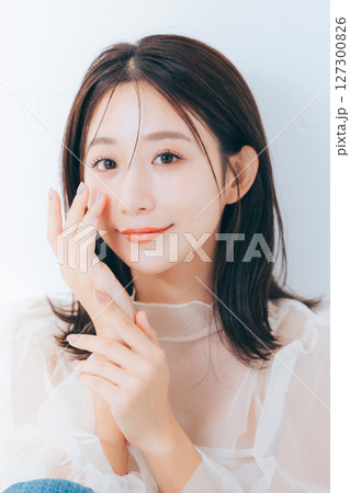 メイクアップした美しい女性 127300826