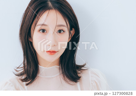 メイクアップした美しい女性 127300828