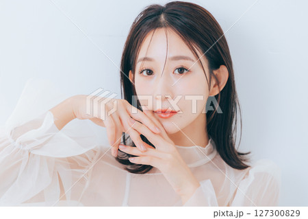 メイクアップした美しい女性 127300829