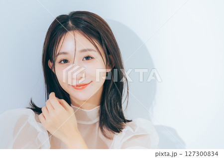 メイクアップした美しい女性 127300834