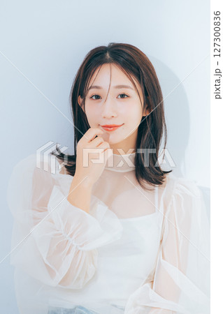 メイクアップした美しい女性 127300836