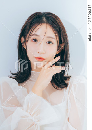 メイクアップした美しい女性 127300838