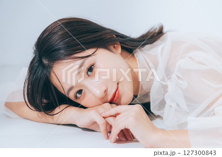 メイクアップした美しい女性 127300843