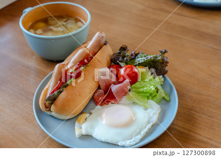 洋風朝食の食卓風景 洋風朝食の食卓風景 127300898