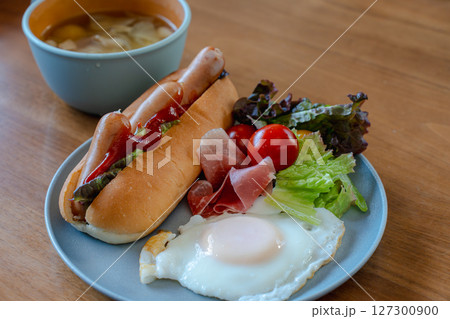 洋風朝食の食卓風景 127300900