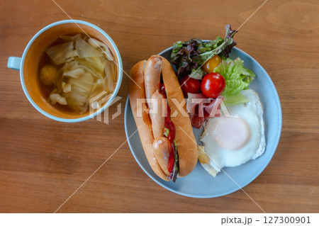 洋風朝食の食卓風景 127300901