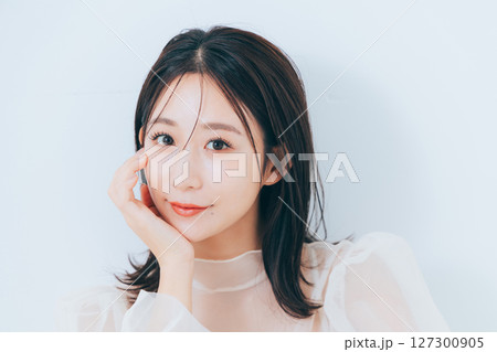 メイクアップした美しい女性 127300905