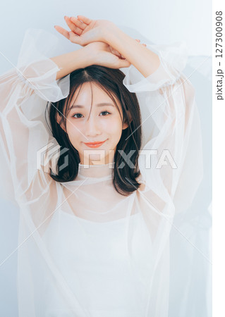 メイクアップした美しい女性 127300908