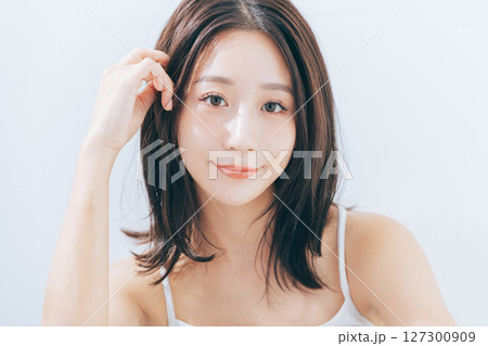 若い女性のナチュラルなビューティーイメージ 127300909