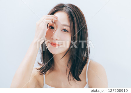 若い女性のナチュラルなビューティーイメージ 127300910