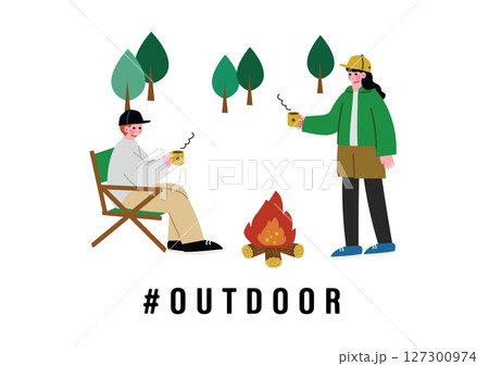 キャンプファイヤーの近くでコーヒーを飲む男女 キャンプファイヤーの近くでコーヒーを飲む男女 127300974