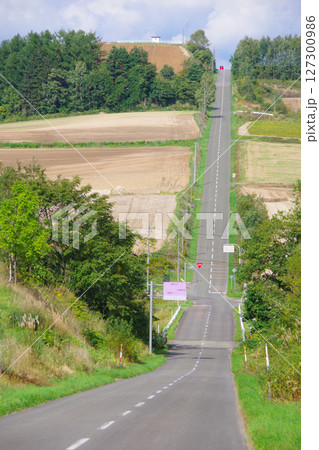 北海道上富良野町　ジェットコースターの路 127300986