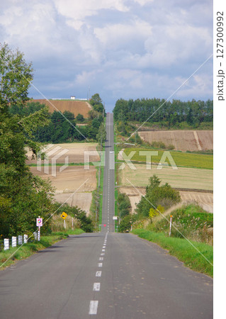北海道上富良野町　ジェットコースターの路 127300992