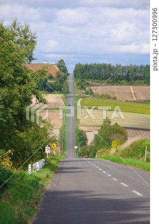 北海道上富良野町　ジェットコースターの路 127300996