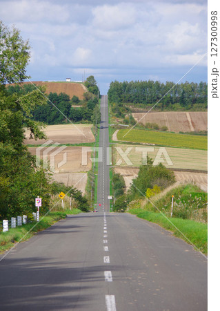 北海道上富良野町　ジェットコースターの路 127300998