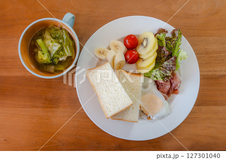 彩り豊かな朝食プレート 127301040