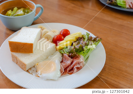 彩り豊かな朝食プレート 彩り豊かな朝食プレート 127301042