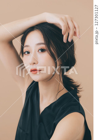 メイクアップした美しい女性 127301127