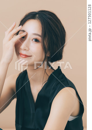 メイクアップした美しい女性 127301128