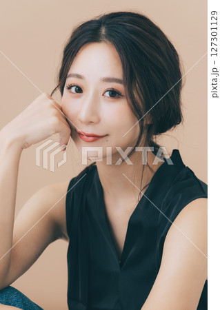 メイクアップした美しい女性 127301129