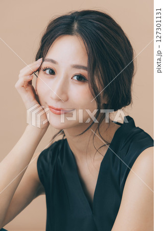 メイクアップした美しい女性 127301131